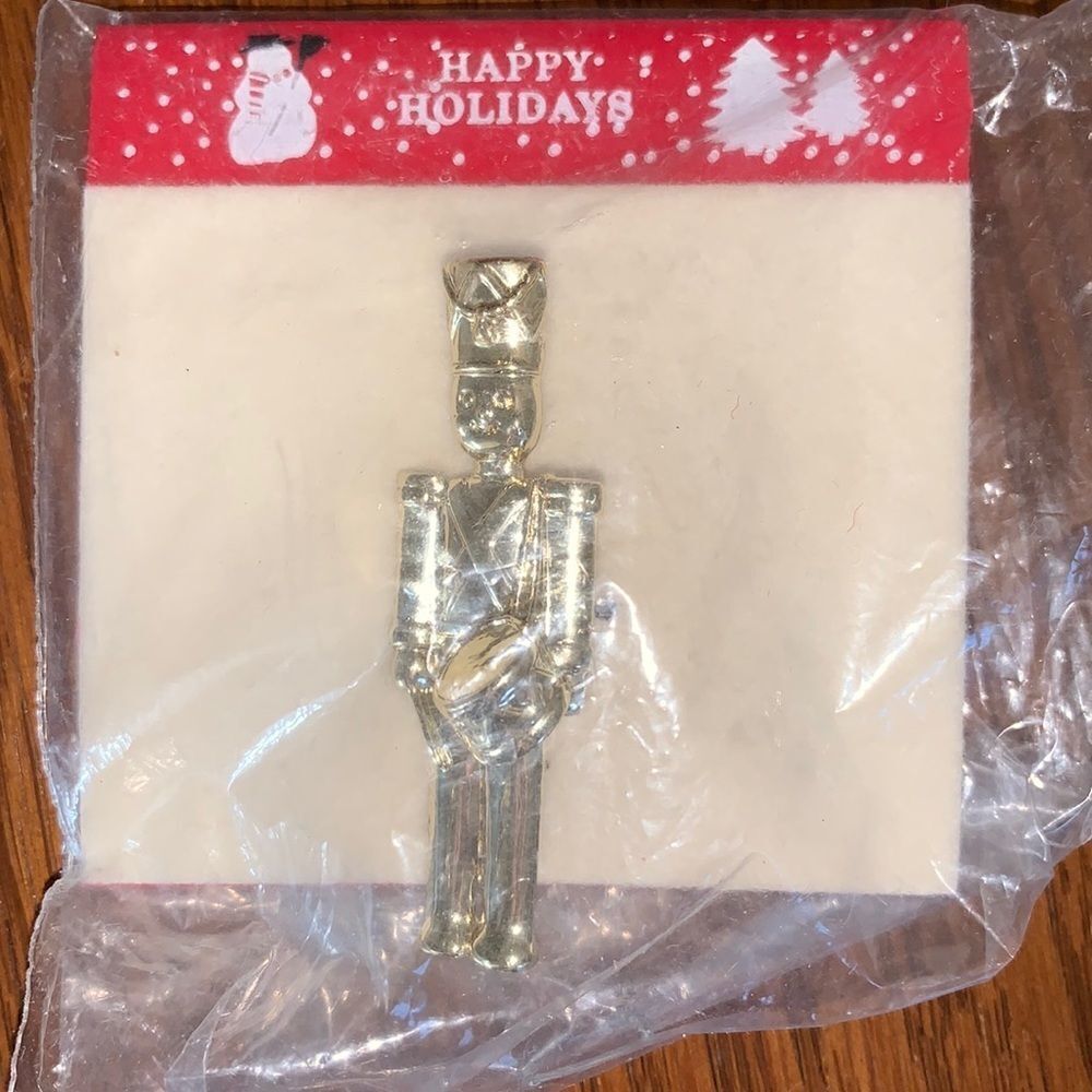 New‎ in packaging & on card gold tone Christmas soldier with drum brooch pin